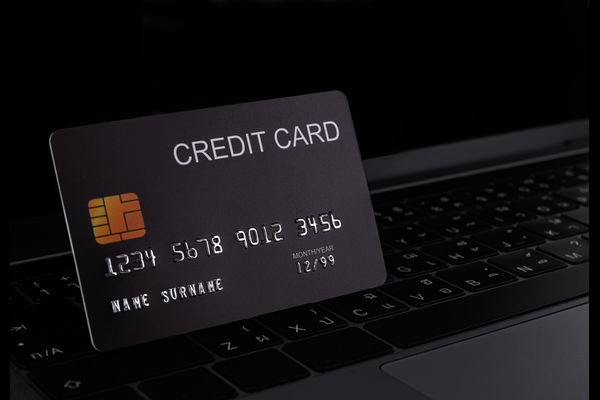 Top Reasons to Use a Credit Card for Your New Year Shopping in 2025